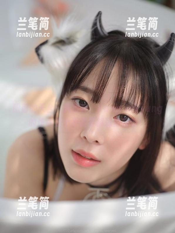 眼前的天台，风很轻，Kang Inkyung的作品是个不需要解释的谜啦！